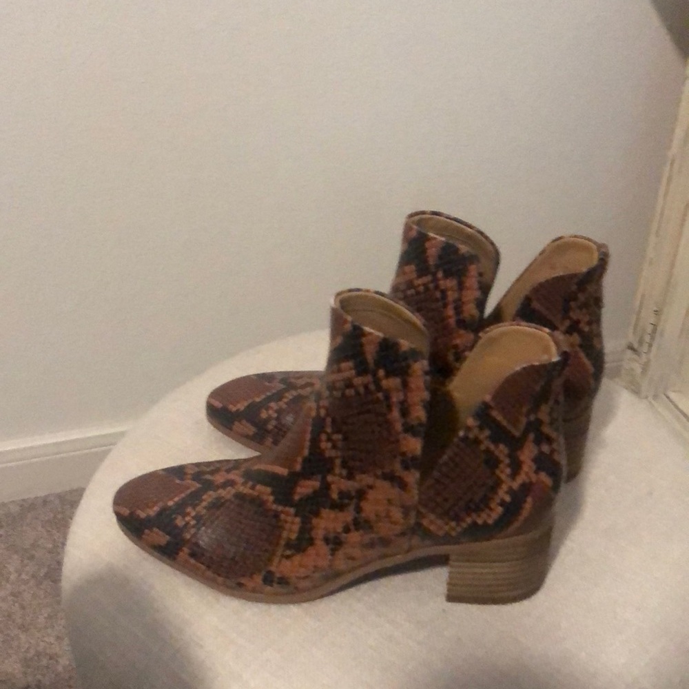 NEW Franco Sarto Pull-on Ankle Boot brown/Black SNAKE embossed SZ 8M